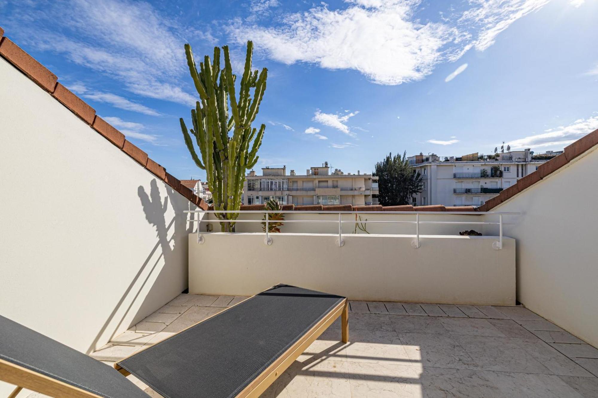 Ref 823 - Center - Duplex For Rent *